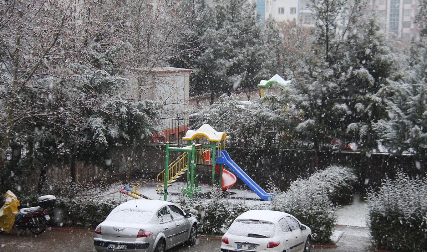 Diyarbakır'da mevsimin ilk karı yağdı