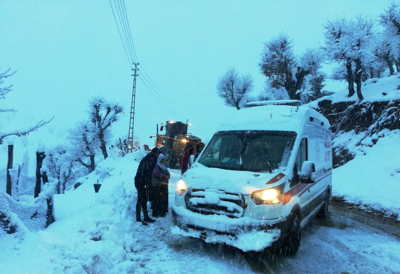 Köyde fenalaşan hasta için seferber oldular!