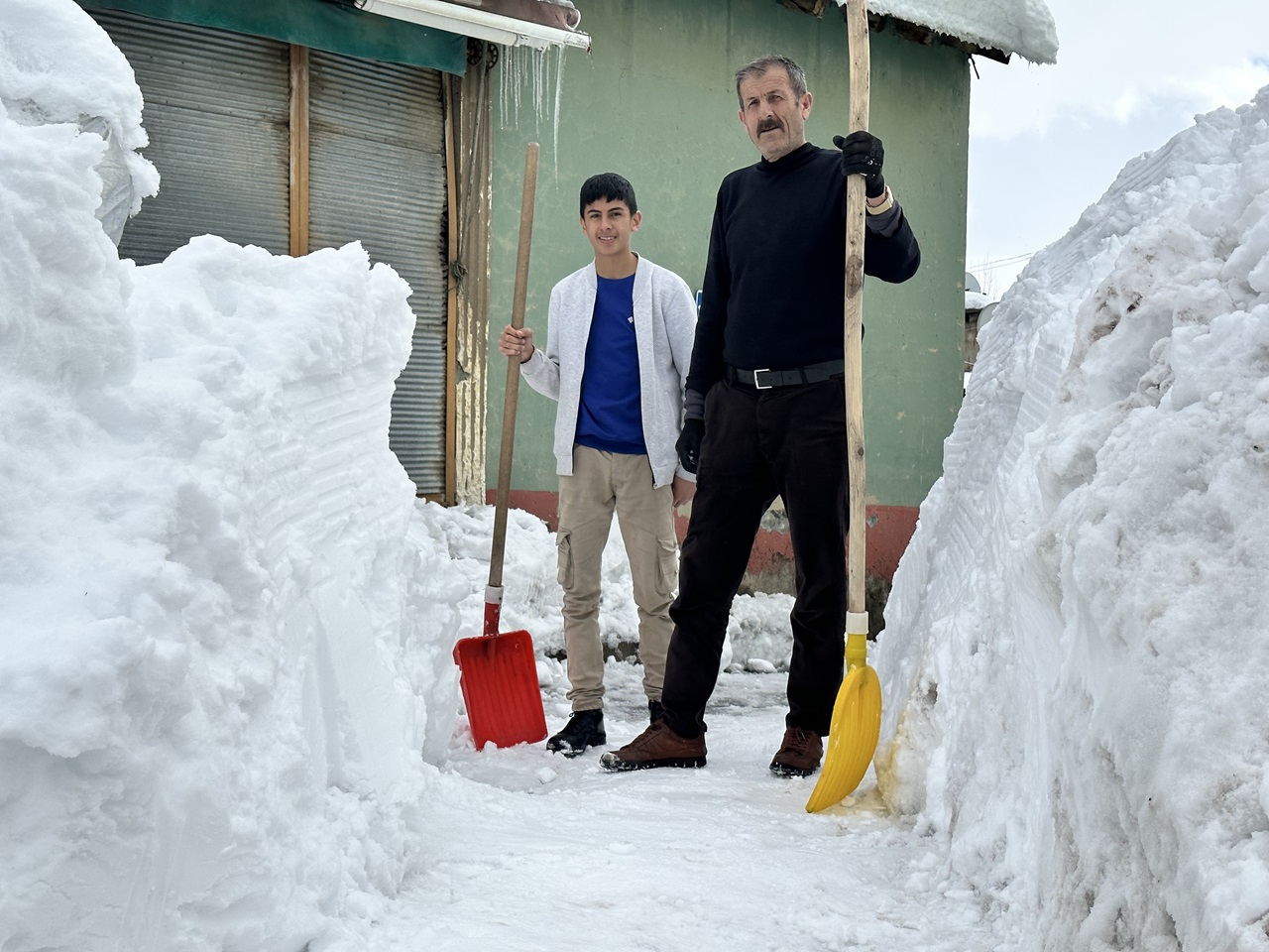 Bir ilçe kara gömüldü!