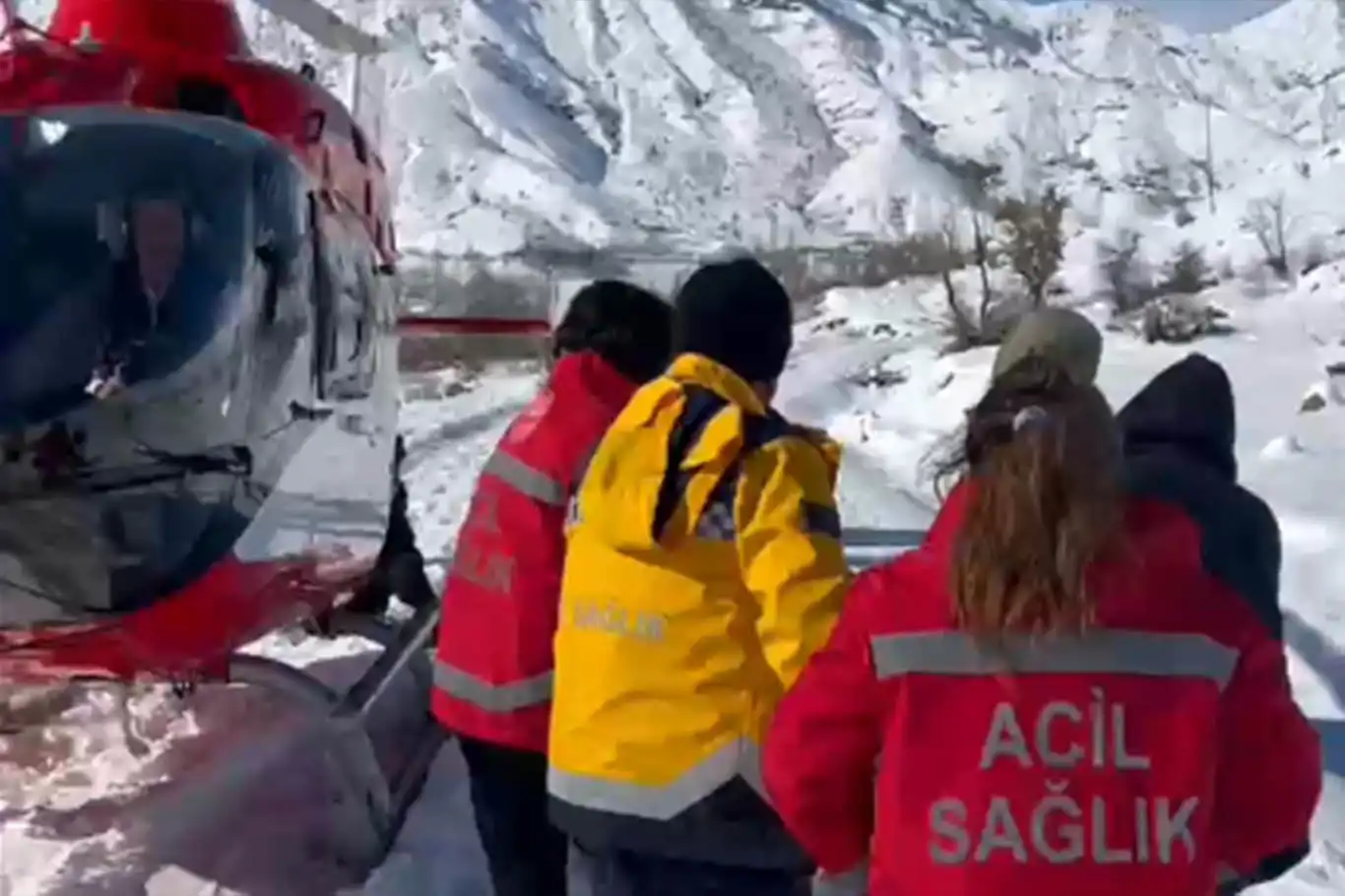 Diyarbakır'da yollar kapandı: Hasta helikopterle hastaneye sevk edildi