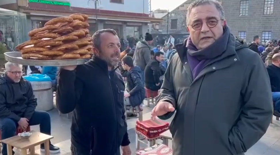 CHP’li Tanrıkulu’ndan AK Parti Diyarbakır Büyükşehir Adayına Simit Göndermesi!