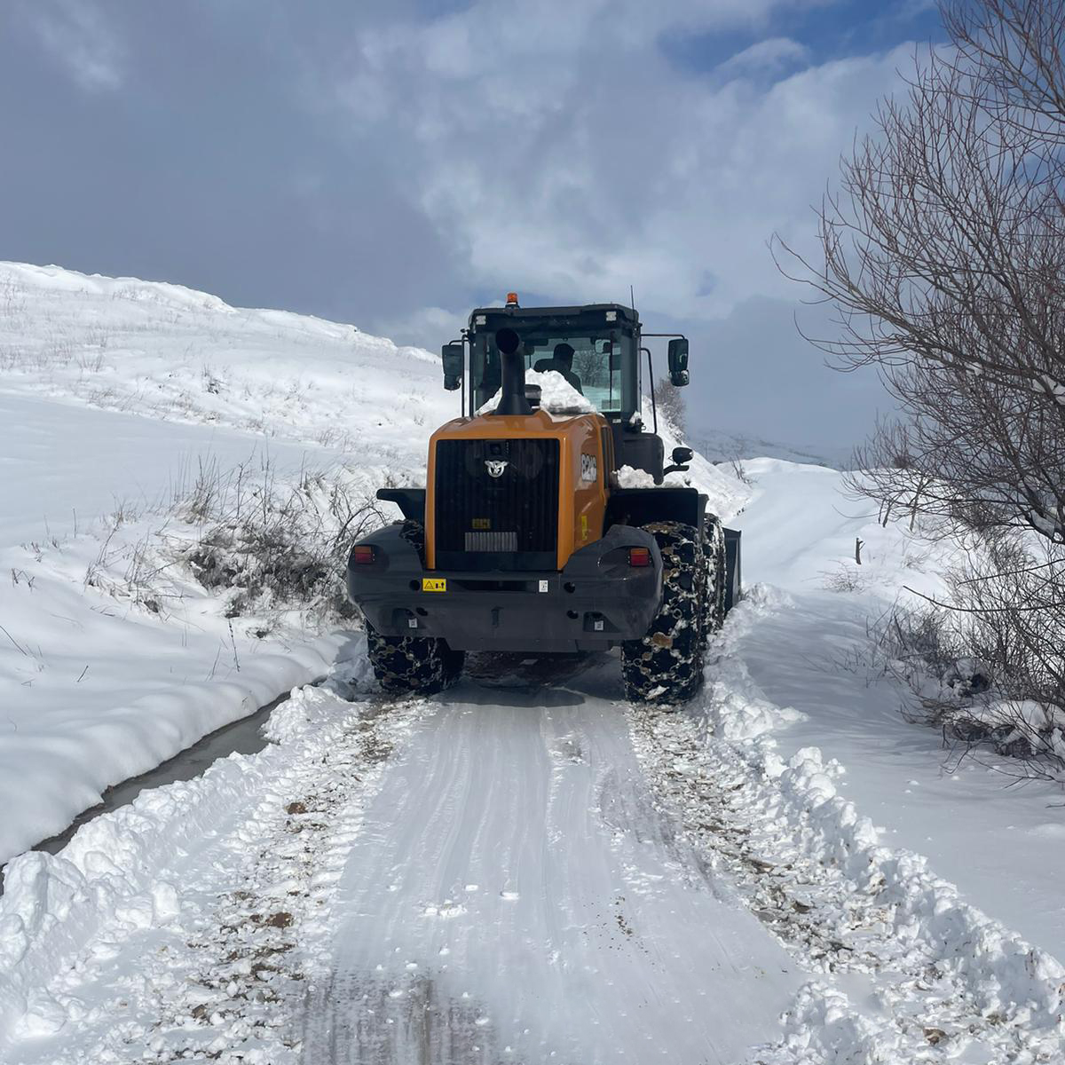 Diyarbakır'da kardan kapanan 474 kilometre yol ulaşıma açıldı