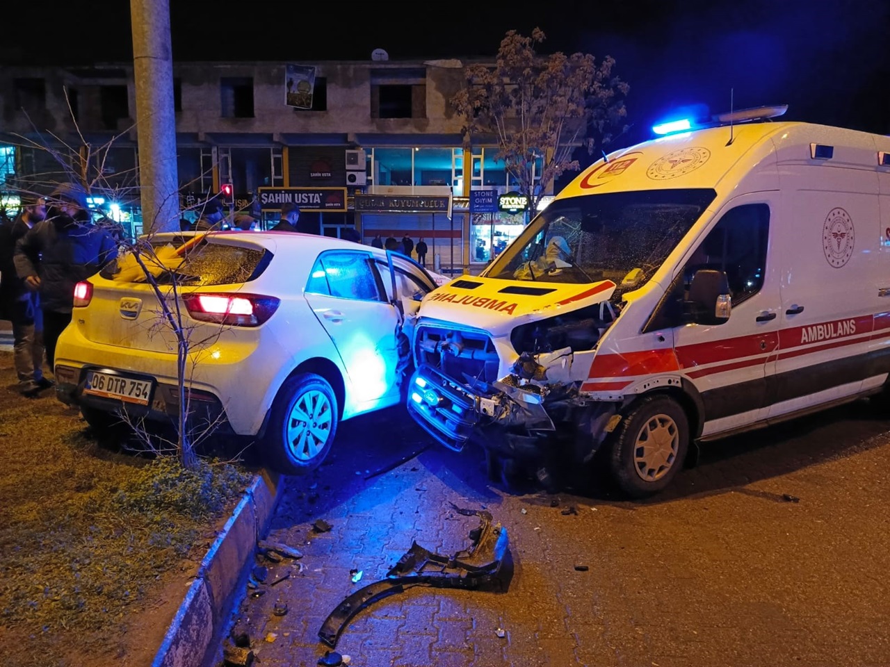 Gelin arabası ambulansla çarpıştı