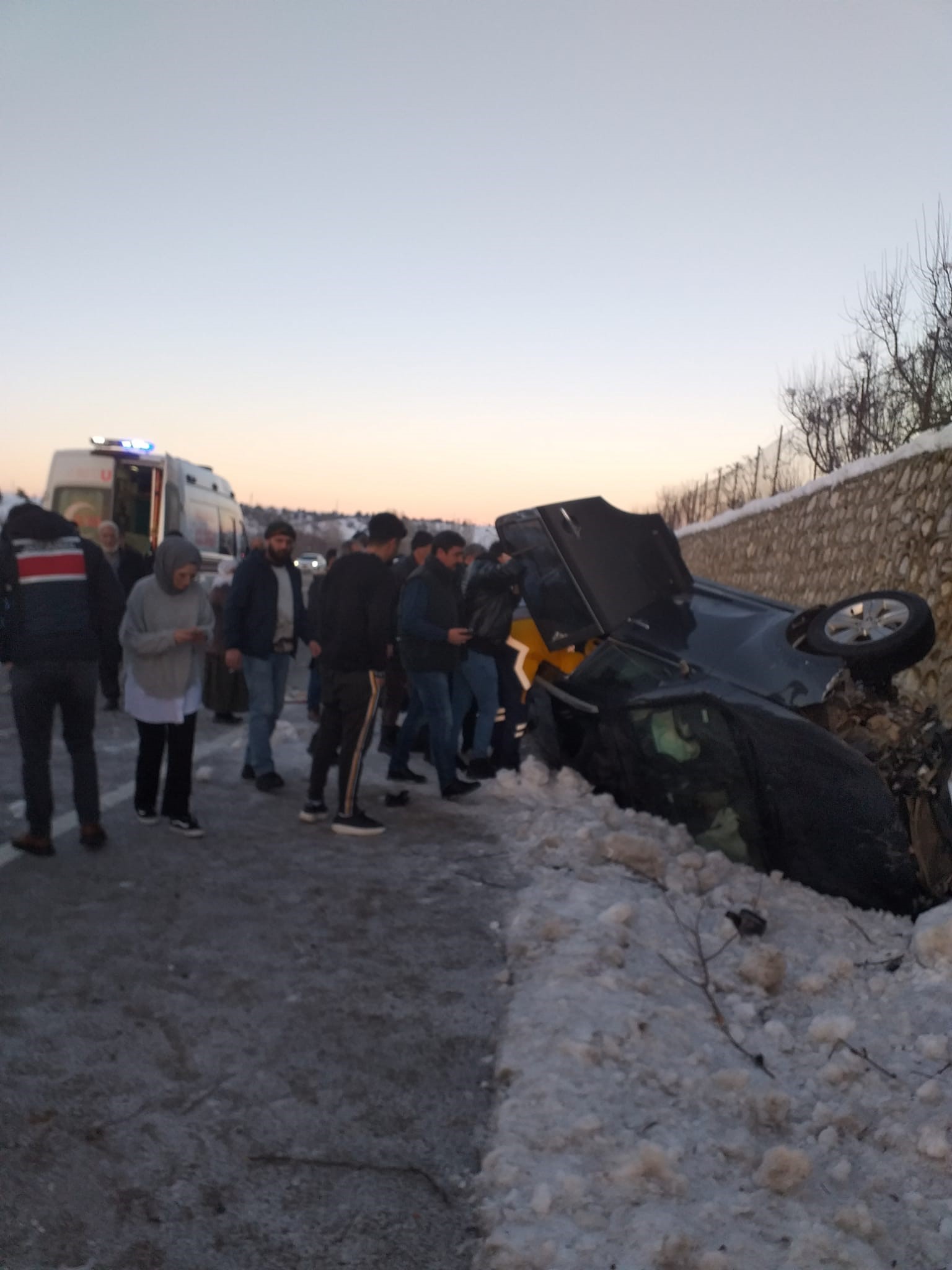 Diyarbakır Bingöl  karayolunda araç takla attı: 5 yaralı