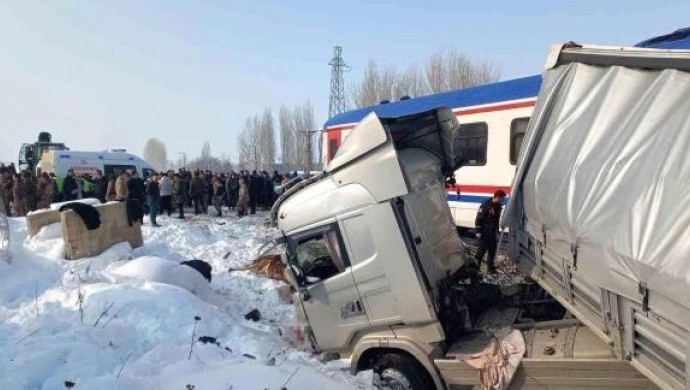 Tren ile TIR çarpıştı: 3 ölü 2 yaralı