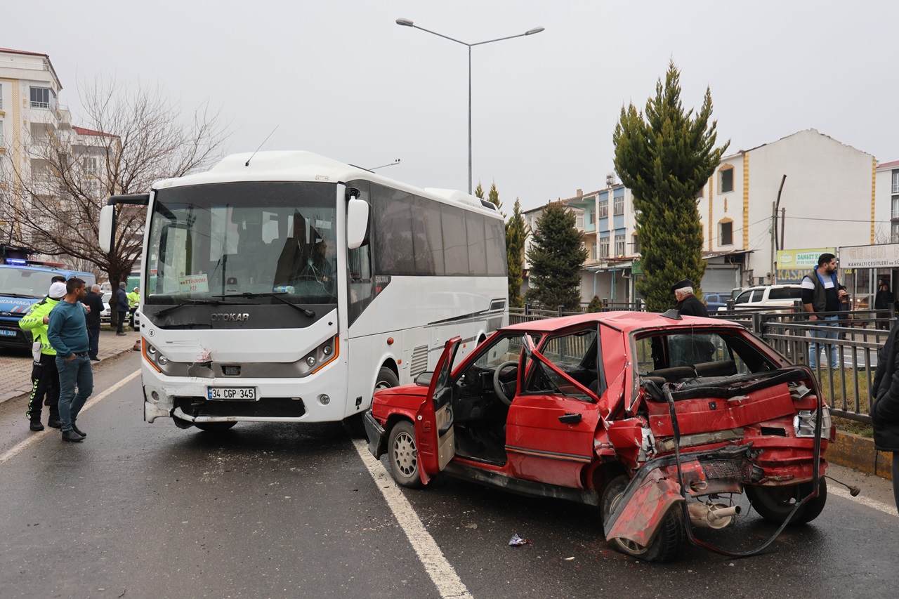 Üç araç bir birin e girdi: 2 yaralı