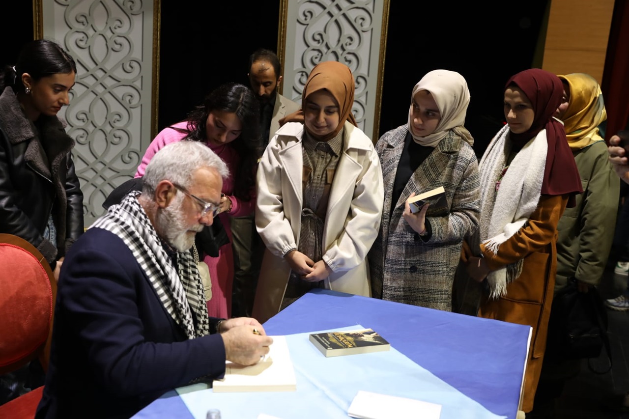 Yazar Bahadır Yenişehirlioğlu Diyarbakırlılarla buluştu