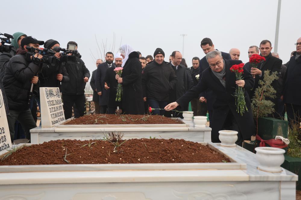 Diyarbakır'da Depremde Hayatını Kaybedenlerin Mezarlarına Karanfil Bırakıldı!