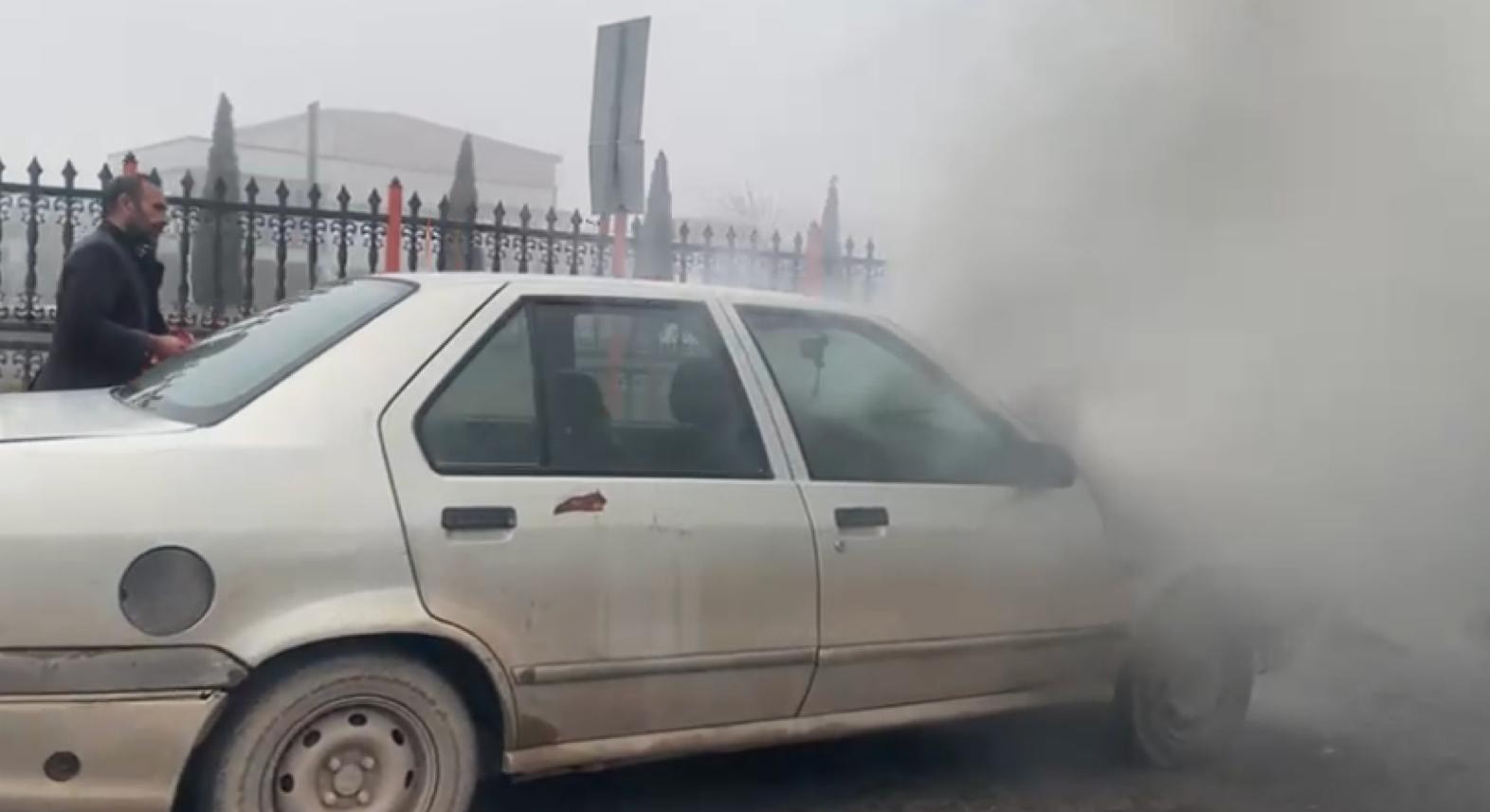 Diyarbakır'da trafikte ilerleyen araç alev alev yandı