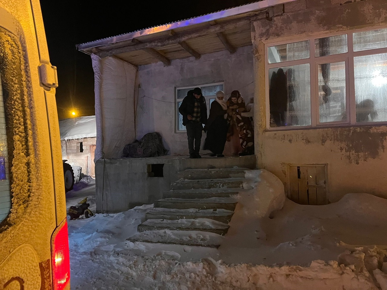 Kendi imkanlarıyla yolu açıp hastalarını hastaneye ulaştırdılar