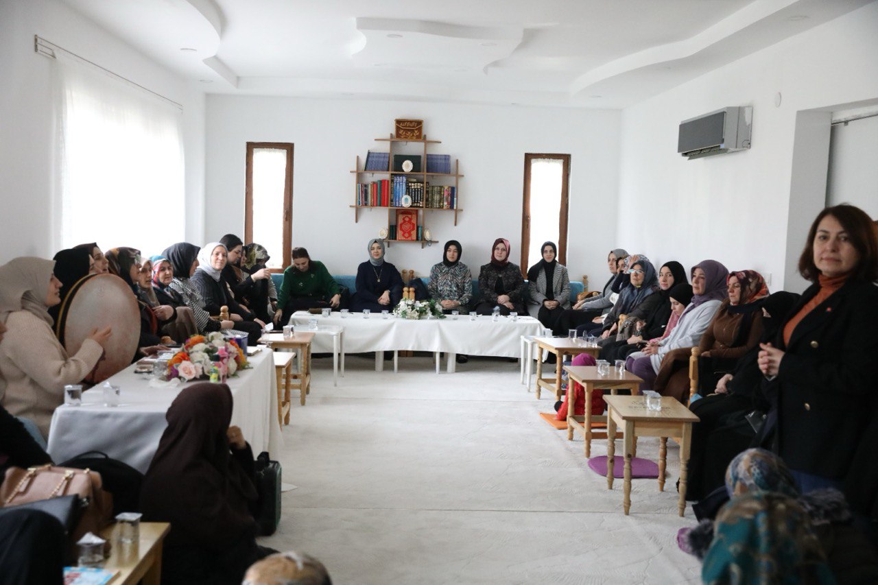 Diyarbakır Valisi’nin Eşi Depremde Hayatını Kaybedenler İçin Dua Etti!