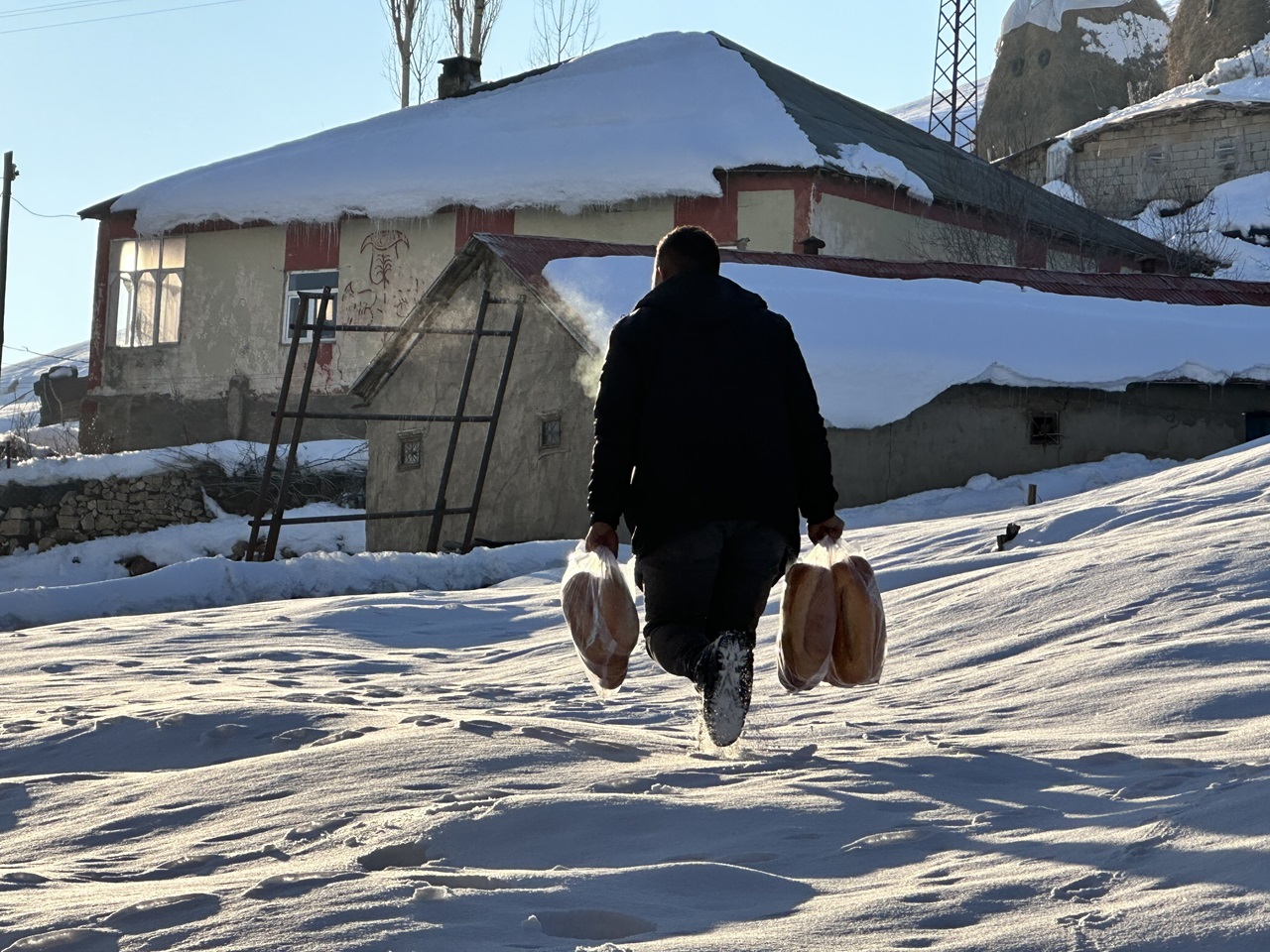 Depremde hayatını kaybedenler için köy köy gezerek ekmek dağıttı