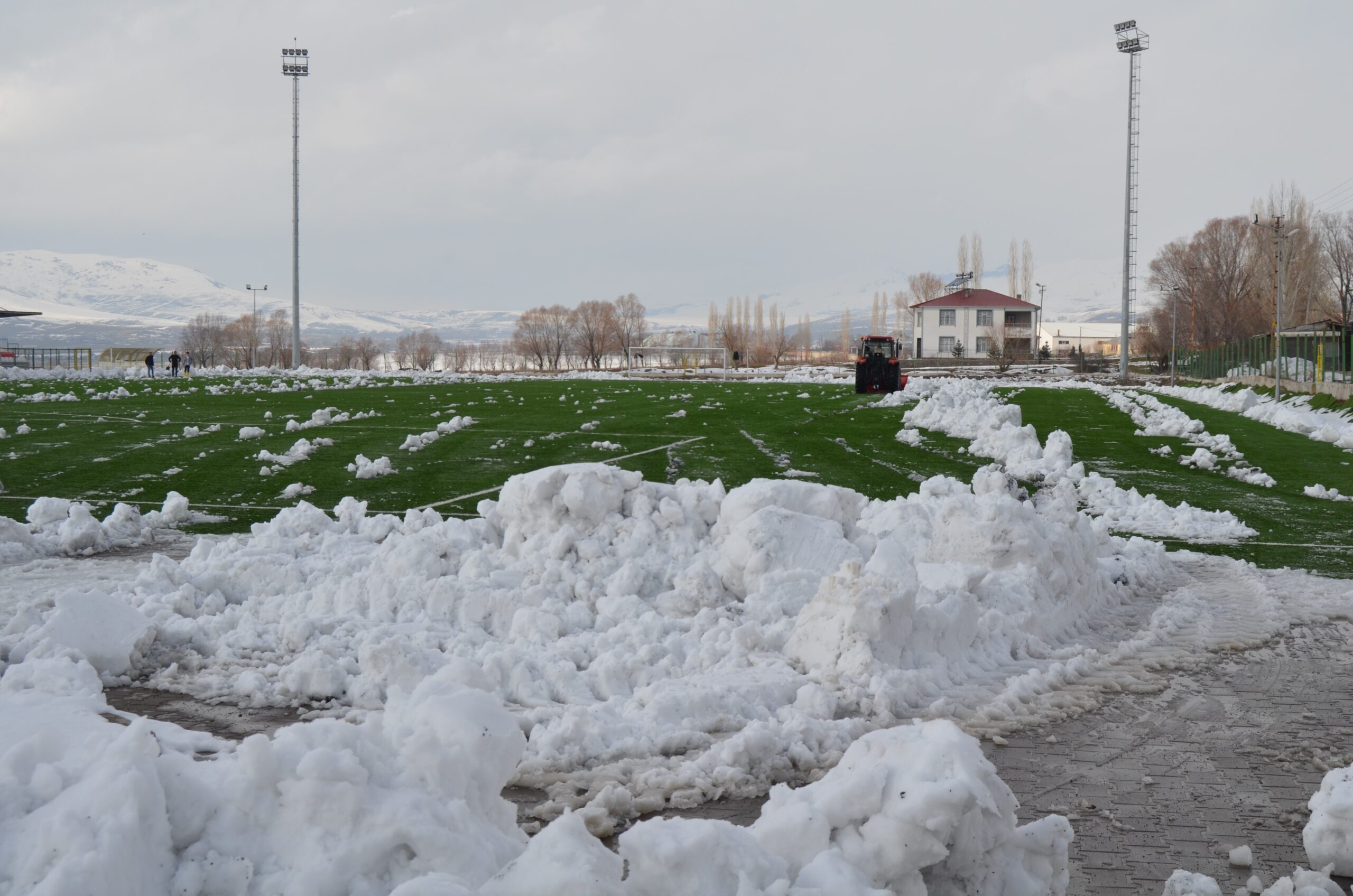 Diyarbakır takımının maçı öncesi karla kaplı saha temizlendi