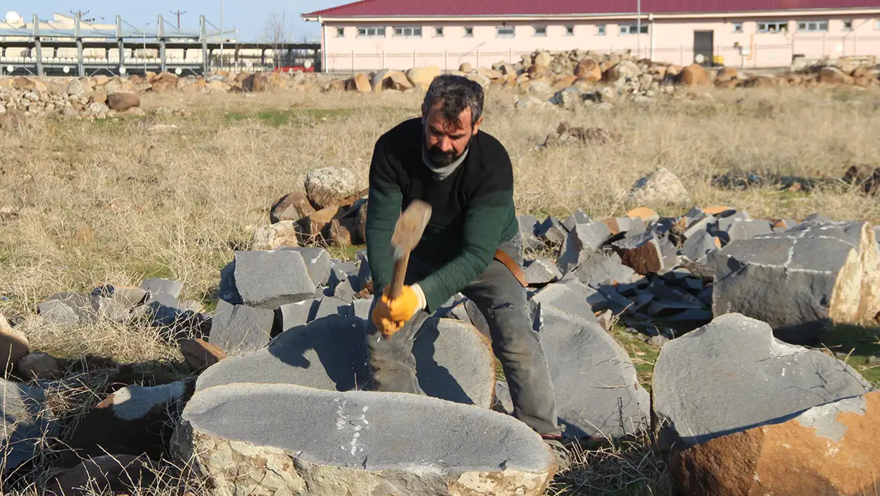 Ekmeğini 'taş’tan çıkarıyor!