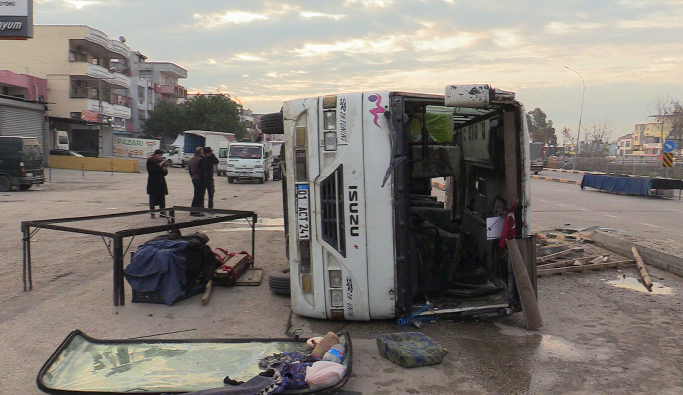 Tarım işçilerini taşıyan araç devrildi: 15 yaralı