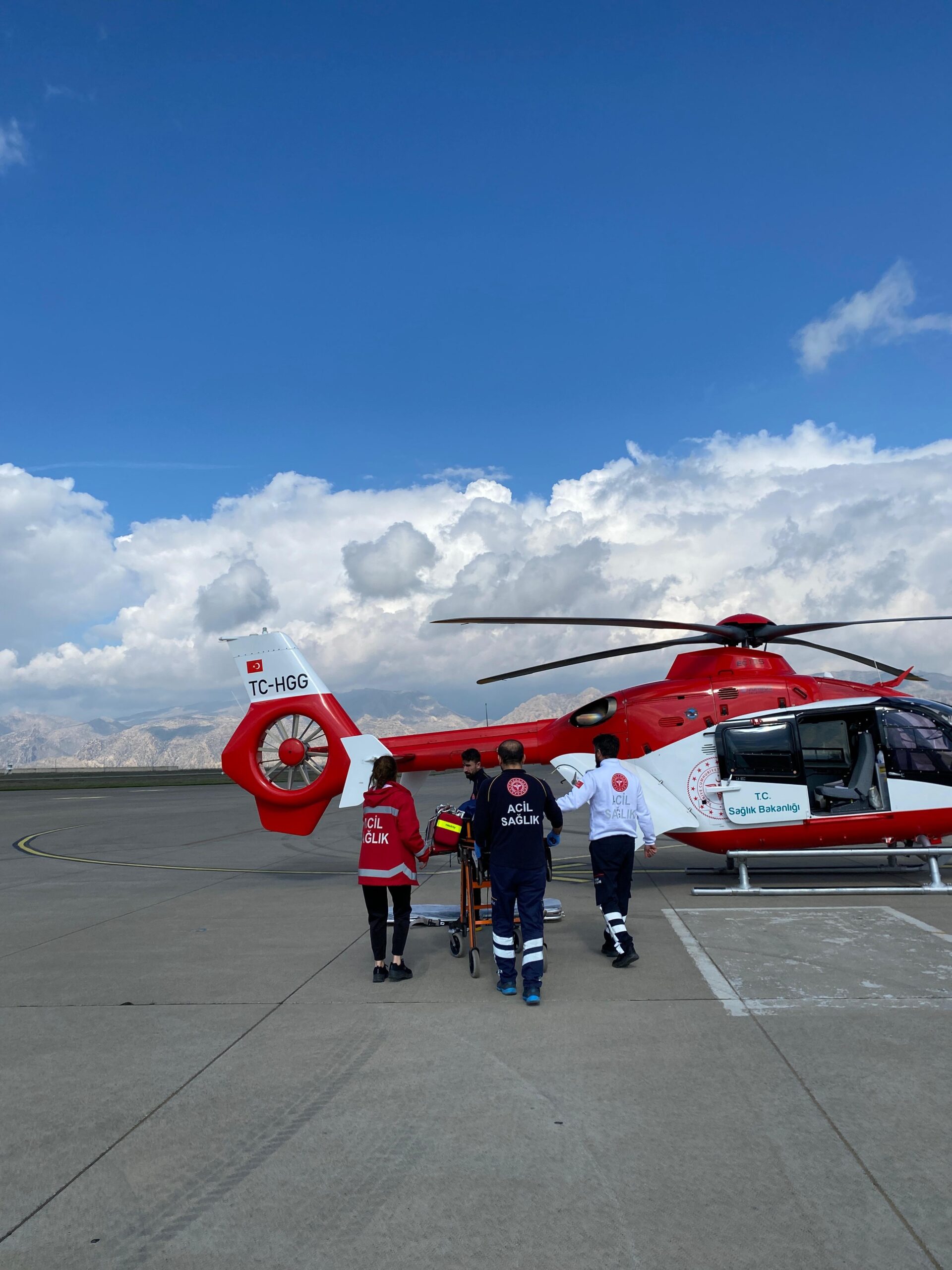 12 yaşındaki çocuk ambulans helikopterle Diyarbakır'a sevk edildi