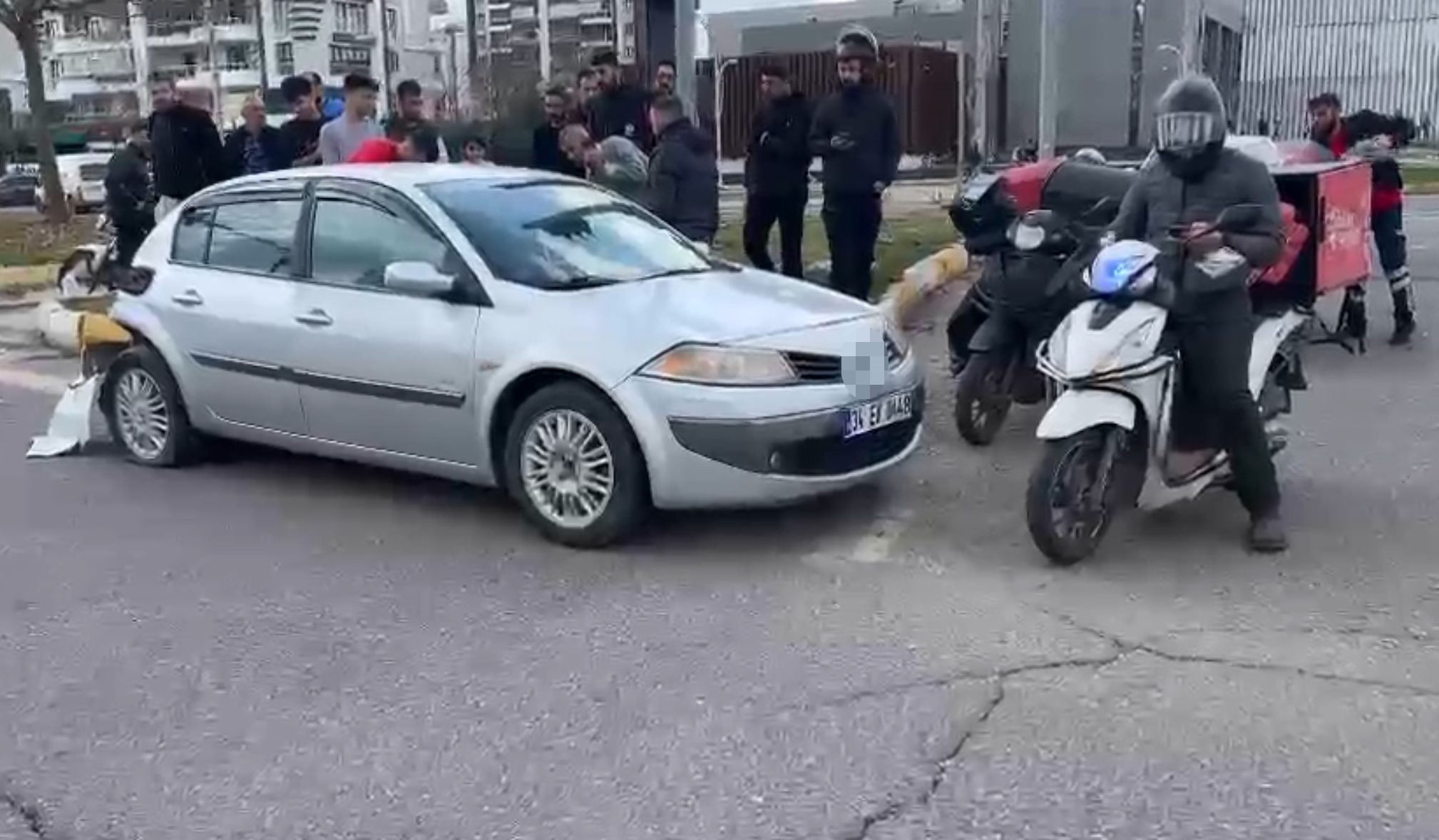 Diyarbakır’da minibüs ile otomobil kafa kafaya çarpıştı: 2 yaralı