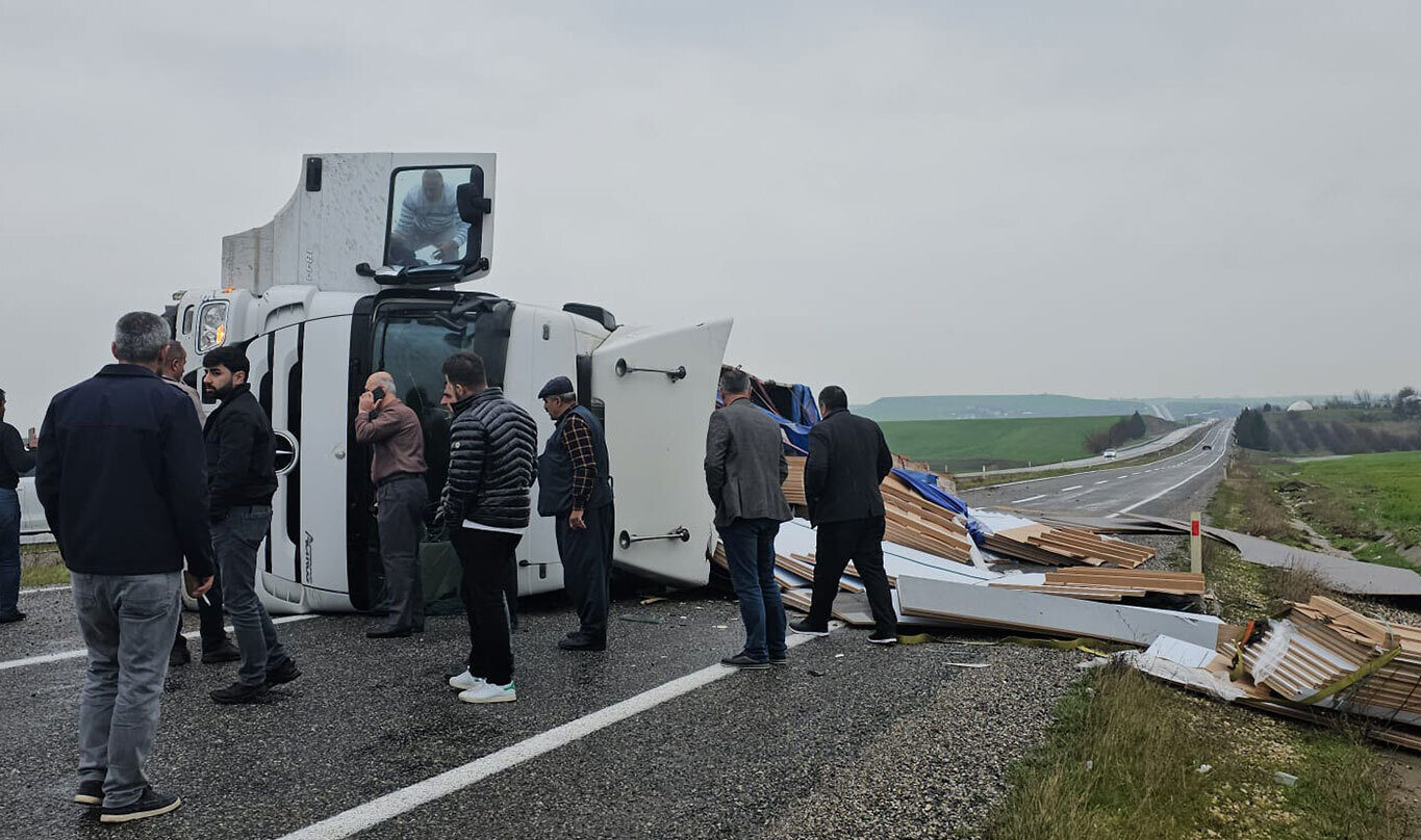 Diyarbakır'da tır devrildi: 2 yaralı