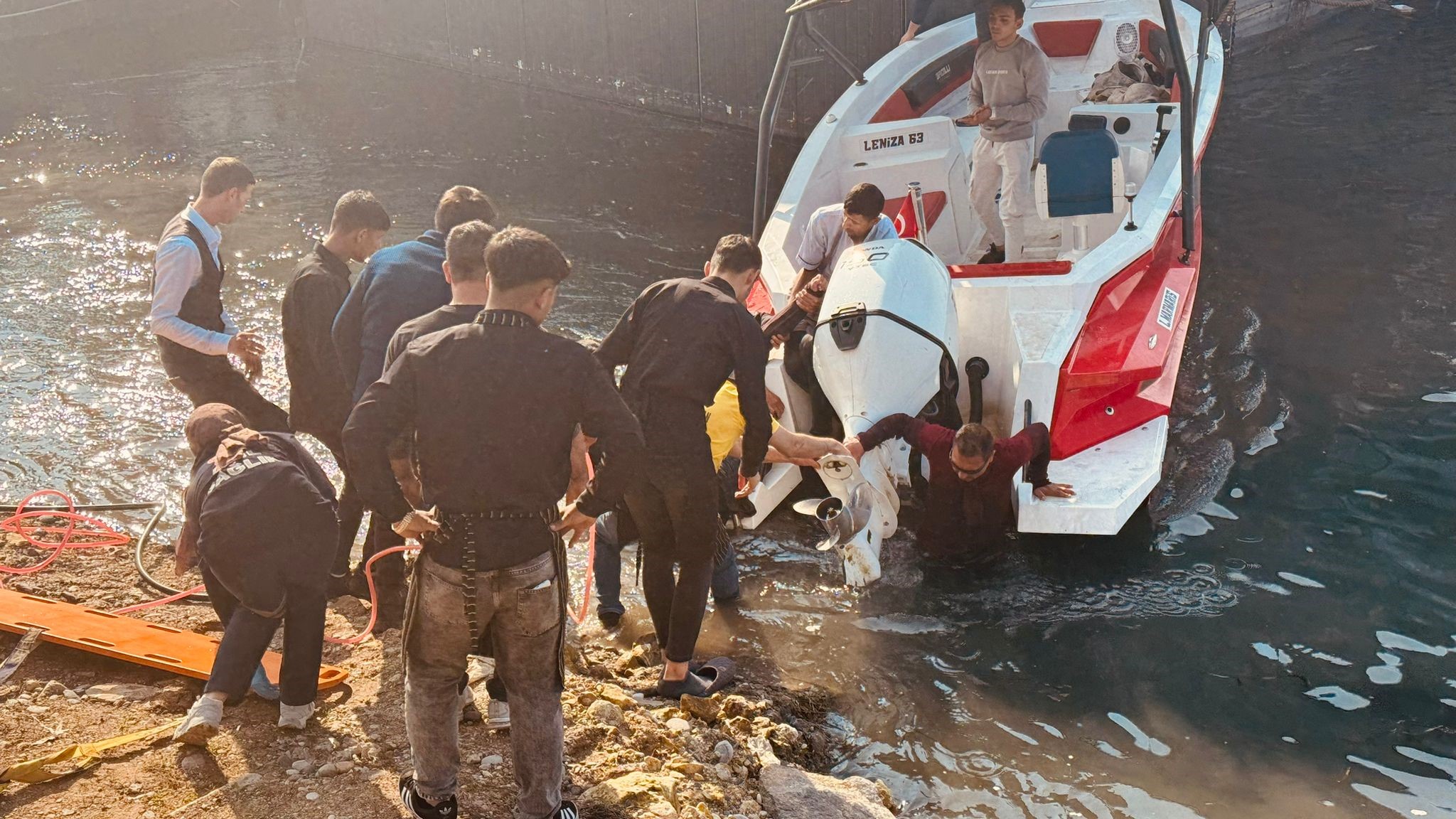 Fırat Nehri'ne atlayan kadını vatandaşlar kurtardı