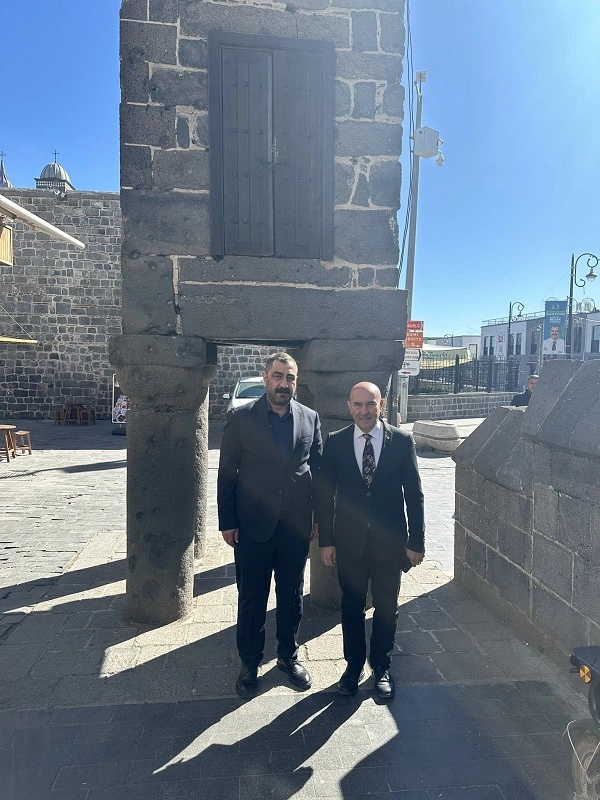 Diyarbakır’a Gelen Tunç Soyer, Tahir Elçi’nin Vurulduğu Yerde Fotoğraf Çektirdi