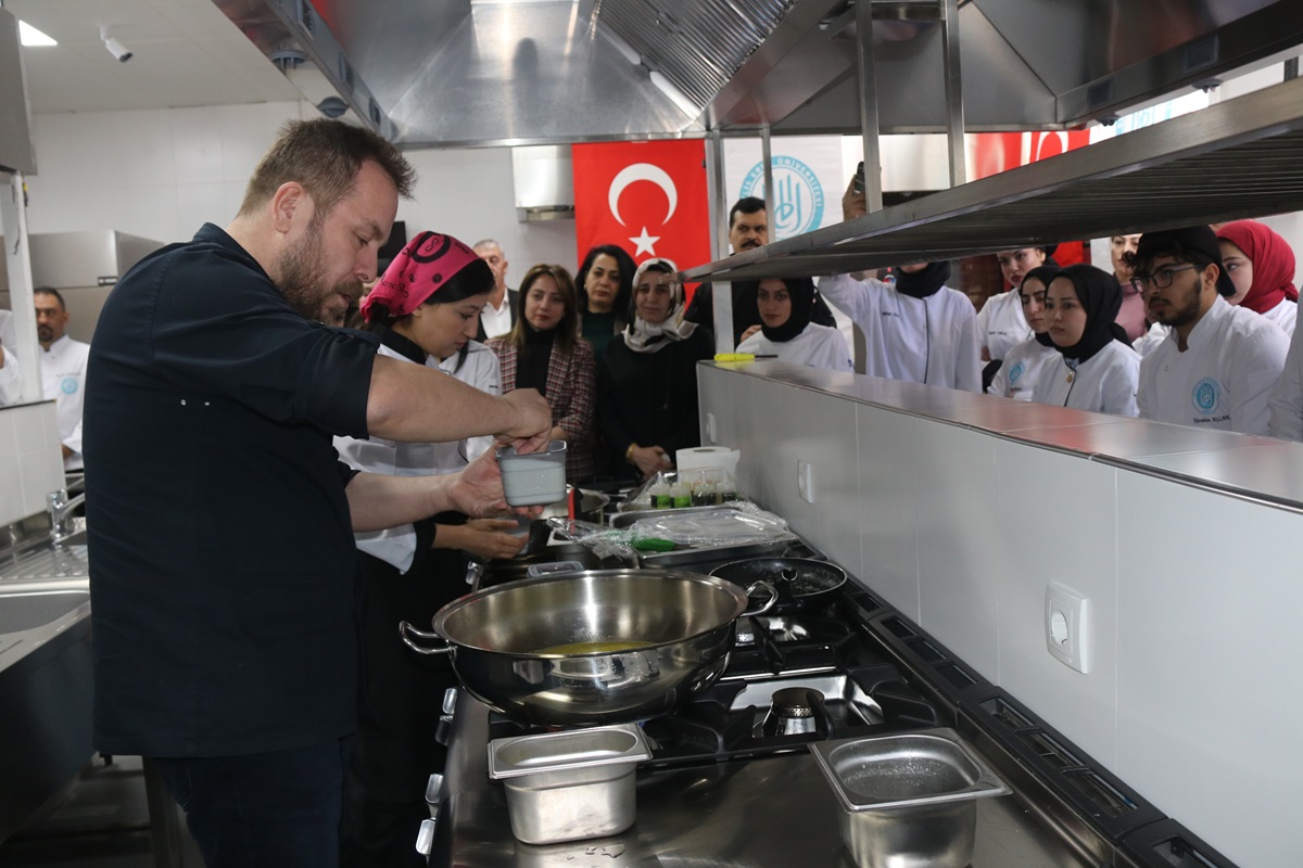 Ünlü şef öğrencilere yemek yaptı!