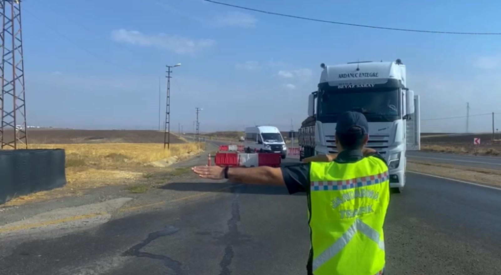 Diyarbakır'da Jandarma trafik timlerinden denetim ve uyarı