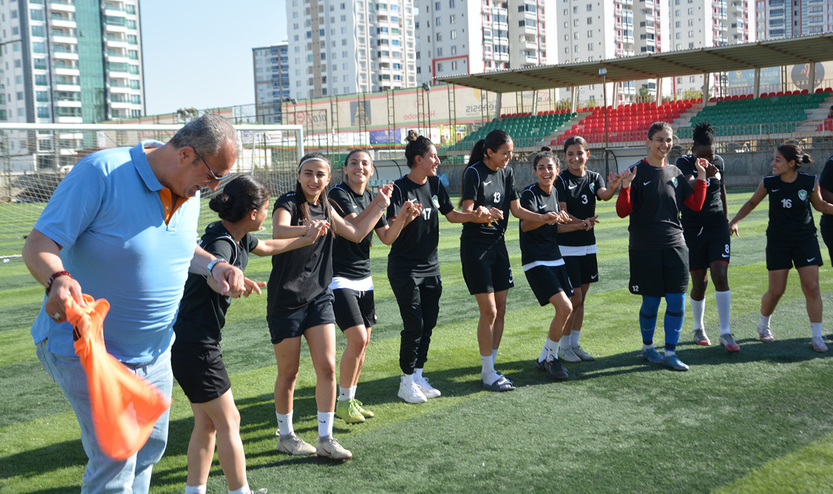 Amed’in sultanları önce halay çekti sonra idman yaptı