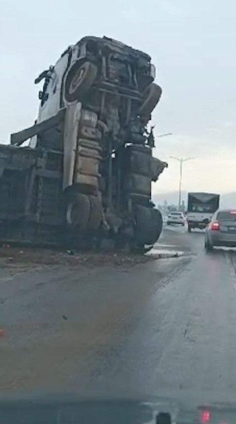 Meyve yüklü tır devrildi: 1 yaralı