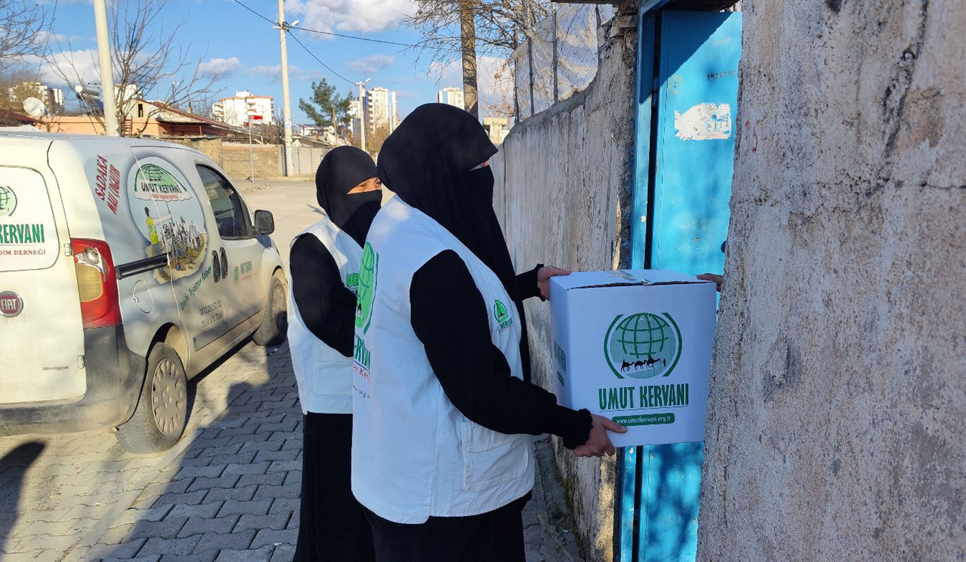 Diyarbakır'da yüzlerce aileye gıda yardımı