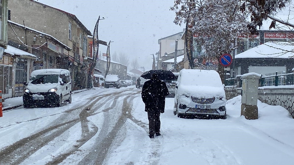 Kış geri geldi, kar kalınlığı 15 santimi aştı