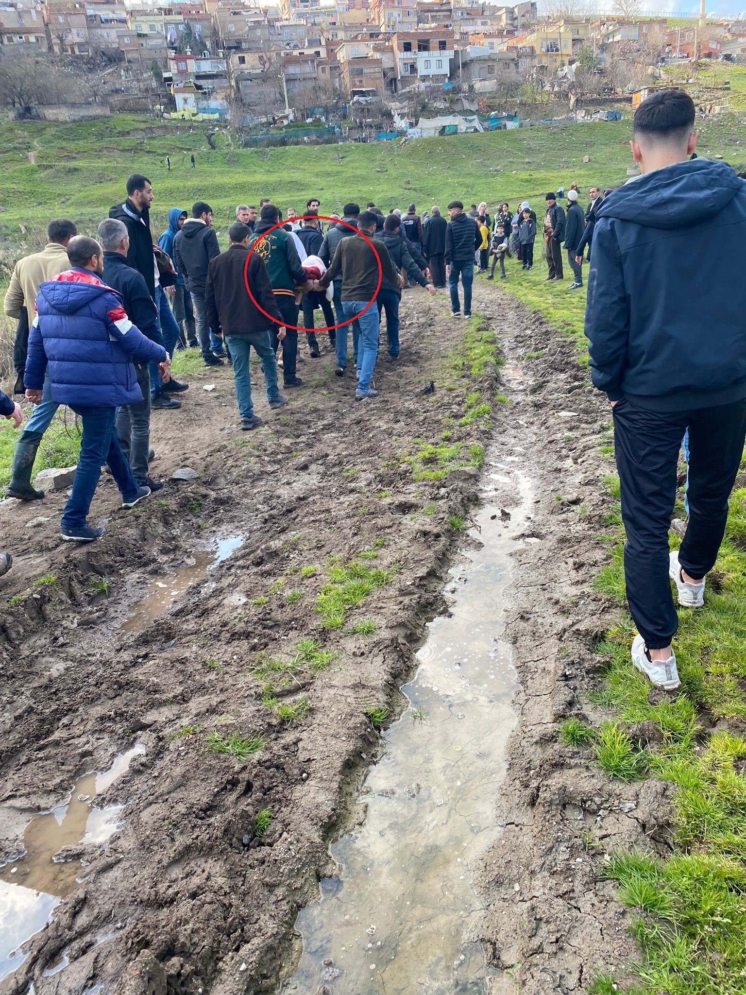 Diyarbakır'da  balık tutarken nehre düşen yaşlı adam kurtarıldı