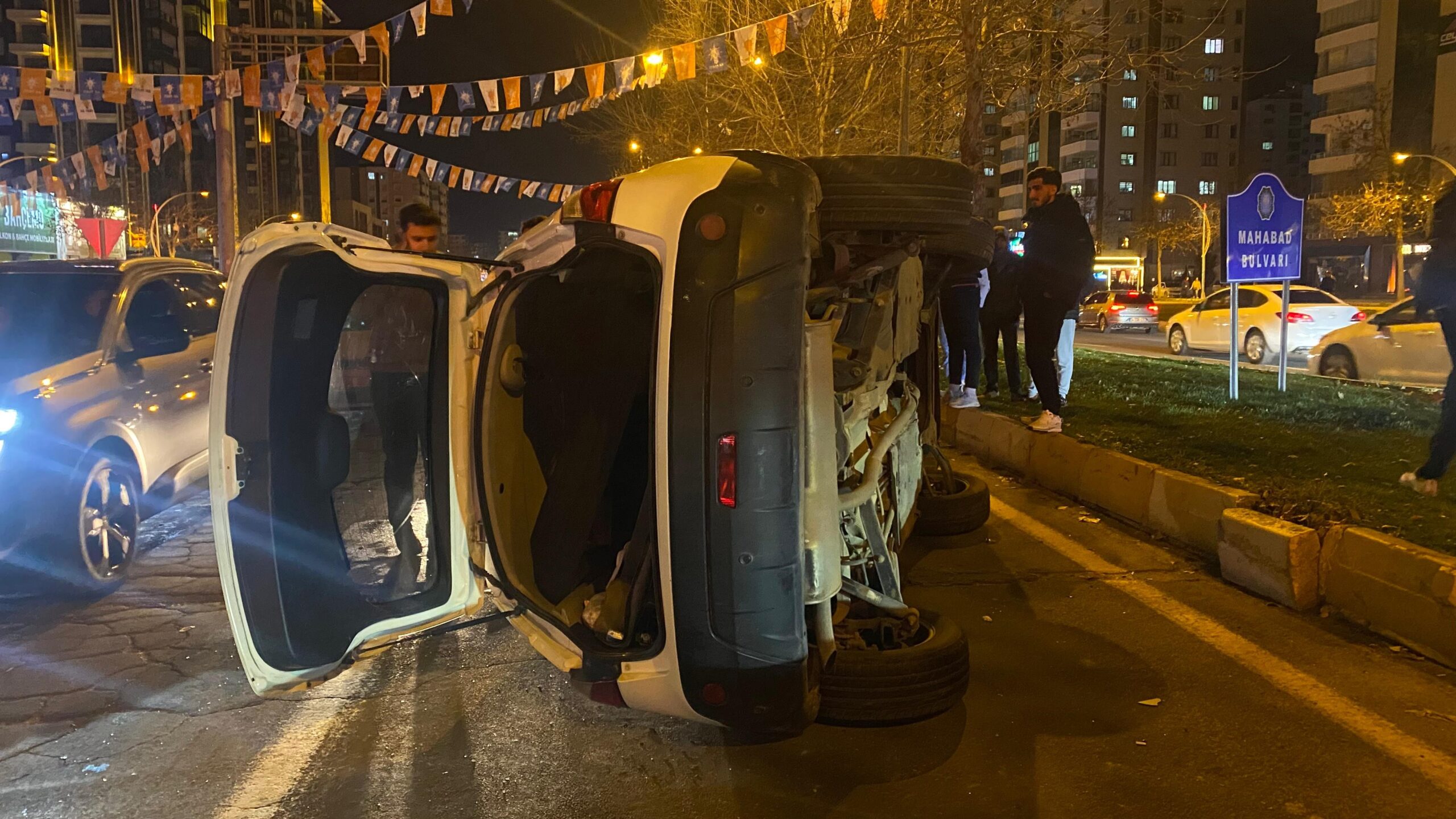 Diyarbakır’da bir sürücü seyir halinde el freni çekti, otomobil takla attı