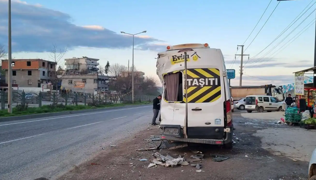 Diyarbakır'da Kontrolden Çıkan Kamyon 5 Araca Çarptı