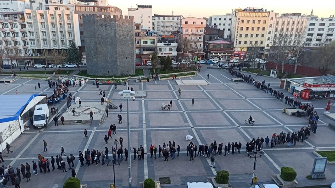 Diyarbakır'da iftar kuyruğu böyle görüntülendi