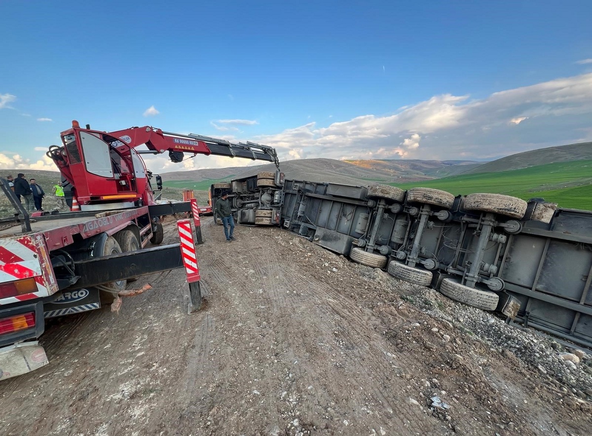 Güneş paneli taşıyan tır devrildi: 1 yaralı