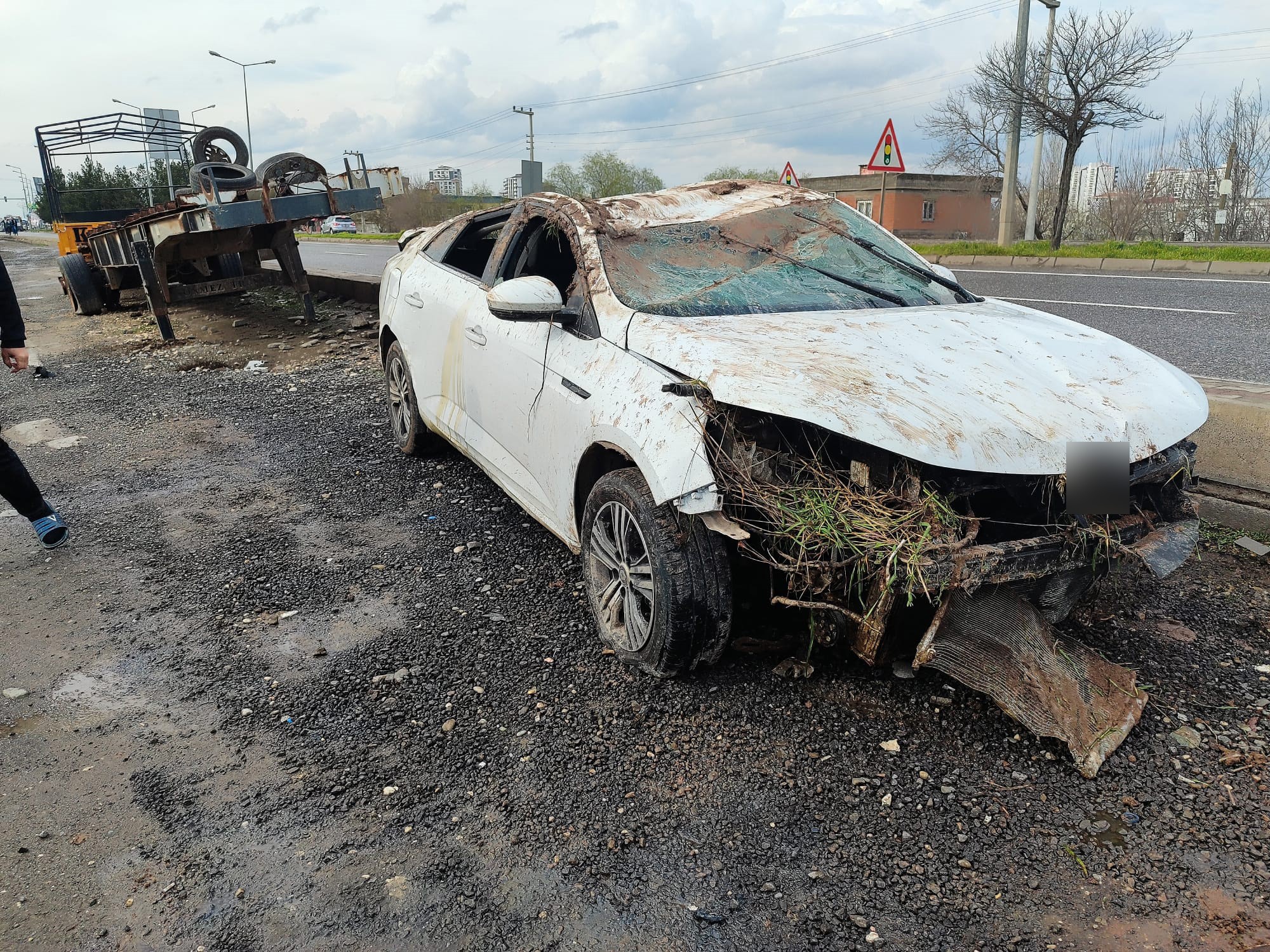 Diyarbakır'da feci kaza: Şarampole yuvarlanan otomobildeki  2 kişi  yaralandı!