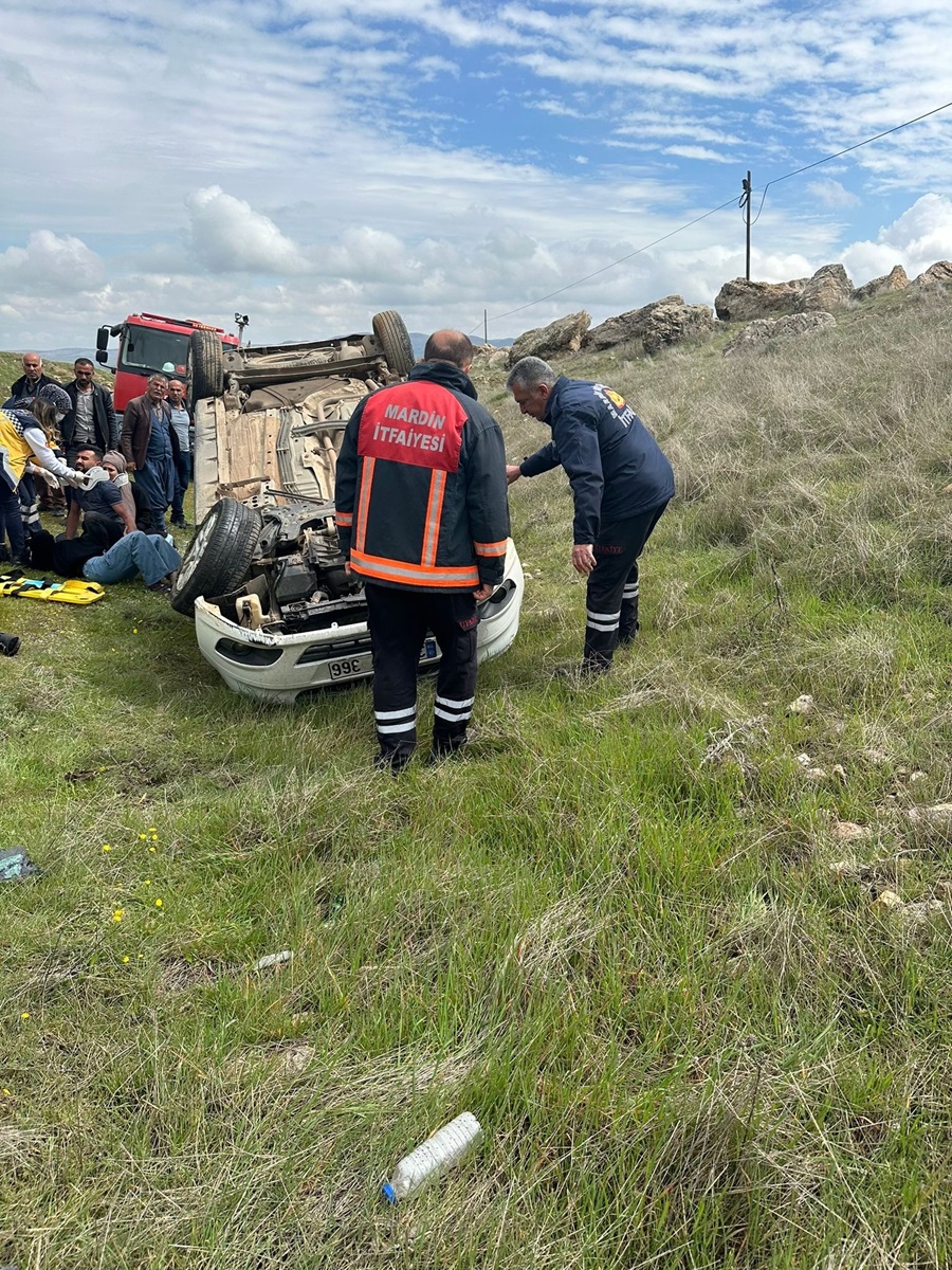 Hafif ticari araç takla attı: 4 yaralı