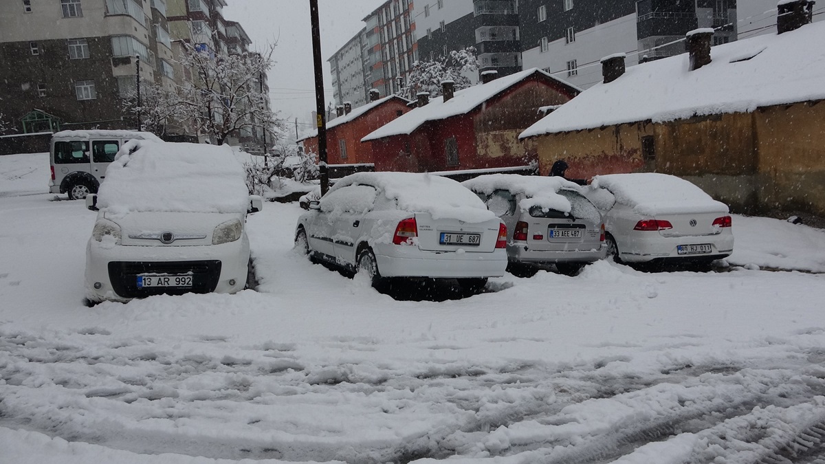 Okullar tatil edildi, 63 köy yolu ulaşıma kapandı