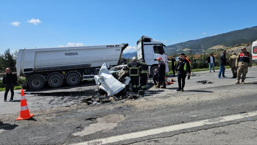 Tırla Otomobil Çarpıştı, Feci Kazada 2 Ölü, 2 Yaralı