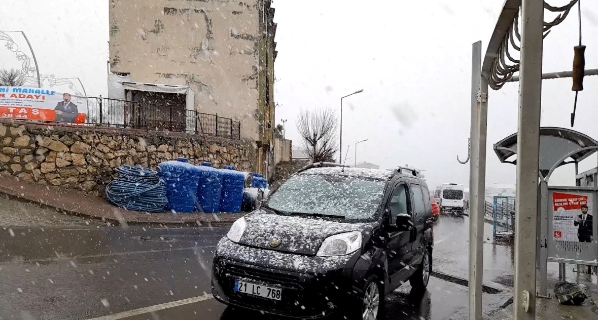 Diyarbakır’ın bazı ilçelerinde kar yağışı etkili oldu!