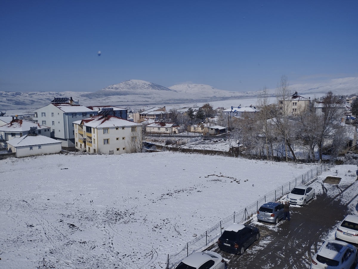 Kar yağışı: 20 köy yolu ulaşıma kapandı