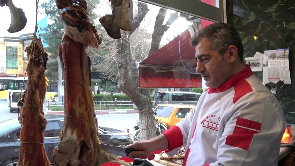 Büryan kebabı Diyarbakır’da iftar sofralarını süslüyor