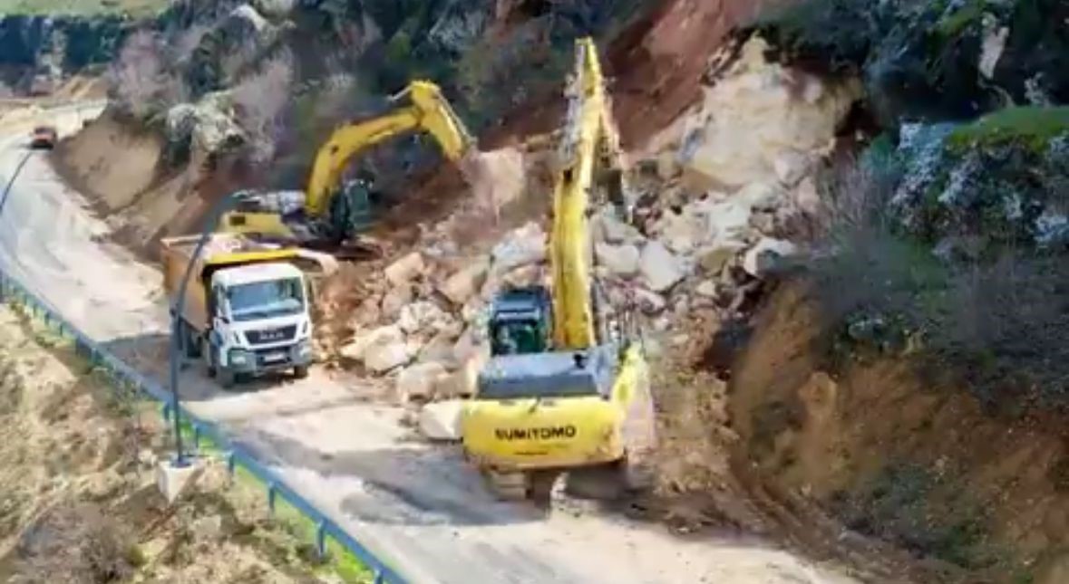 Eğil’de heyelan sonrası ulaşıma kapanan yol açıldı