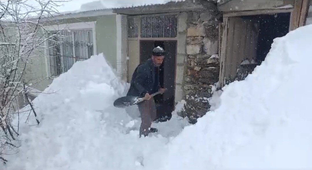 Van’da 96 yerleşim yerinin yolu ulaşıma kapandı