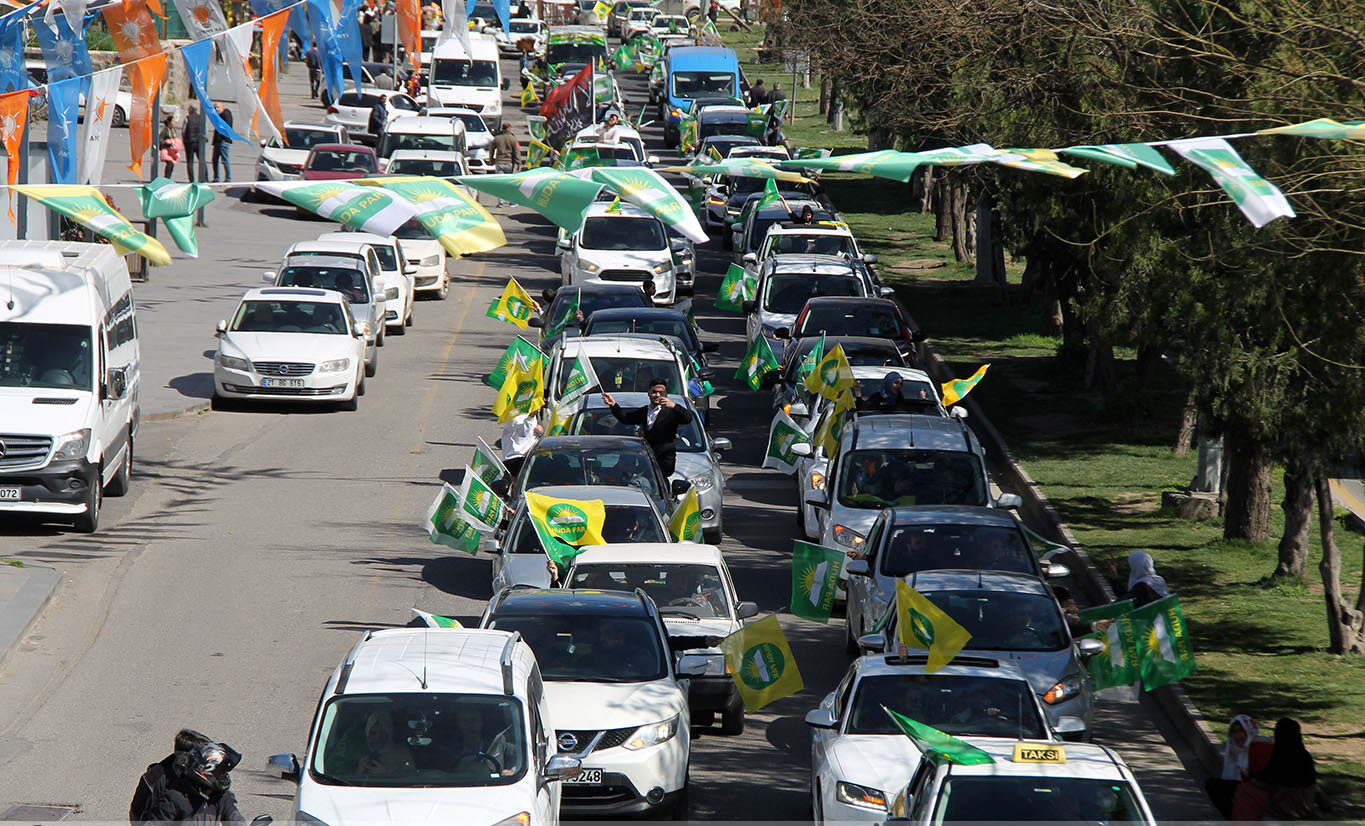 HÜDA PAR Diyarbakır'da konvoyla şehir turu yaptı