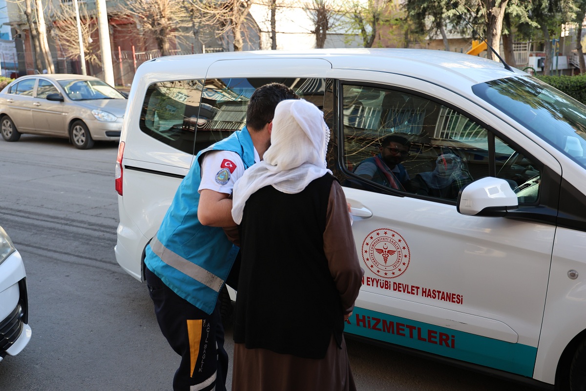 Diyarbakır'da Hasta ve Yaşlı Seçmenler Oy Kullanmak İçin Evlerinden Alınıyor