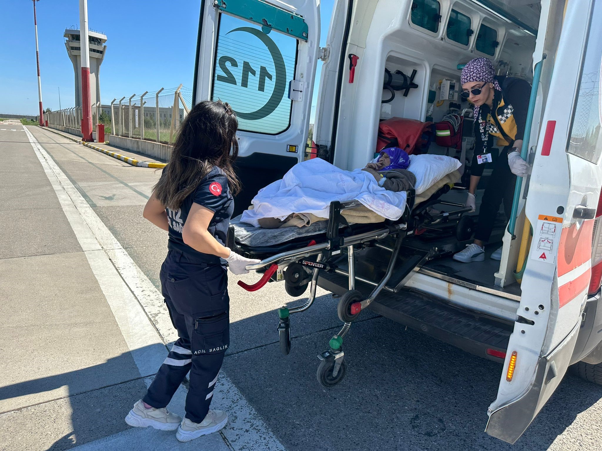 91 yaşındaki hasta, ambulans helikopter ile Diyarbakır'a sevk edildi