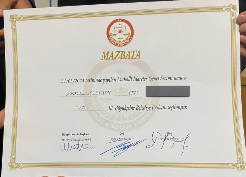 Van Büyükşehir Belediye Başkanı Seçilen Abdullah Zeydan Mazbatasını Aldı