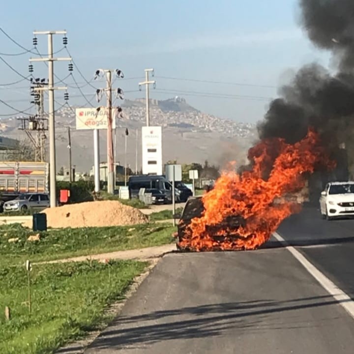 Park halindeki otomobil alev topuna döndü