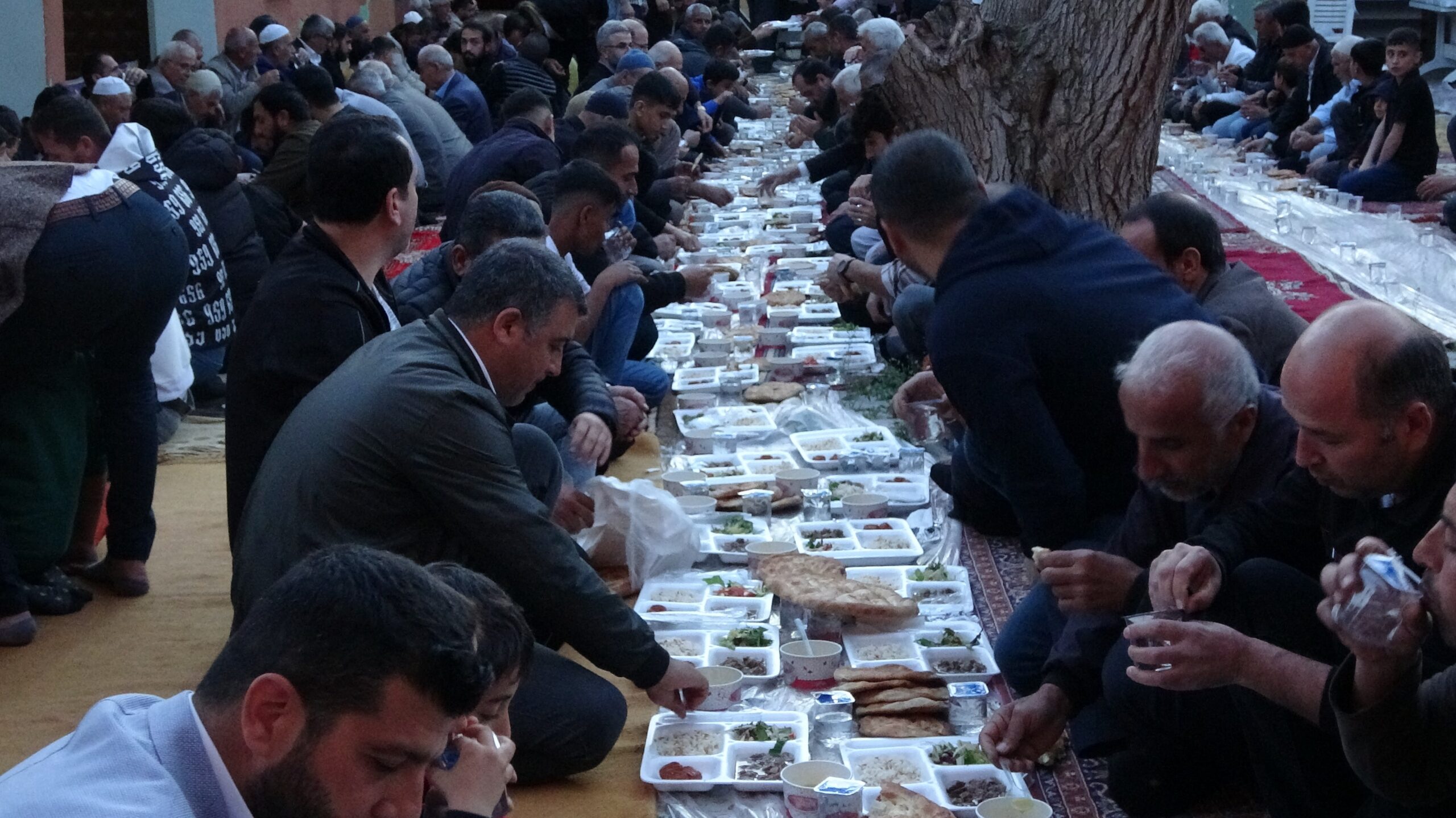 Diyarbakır’da medrese talebeleri iftarda buluştu